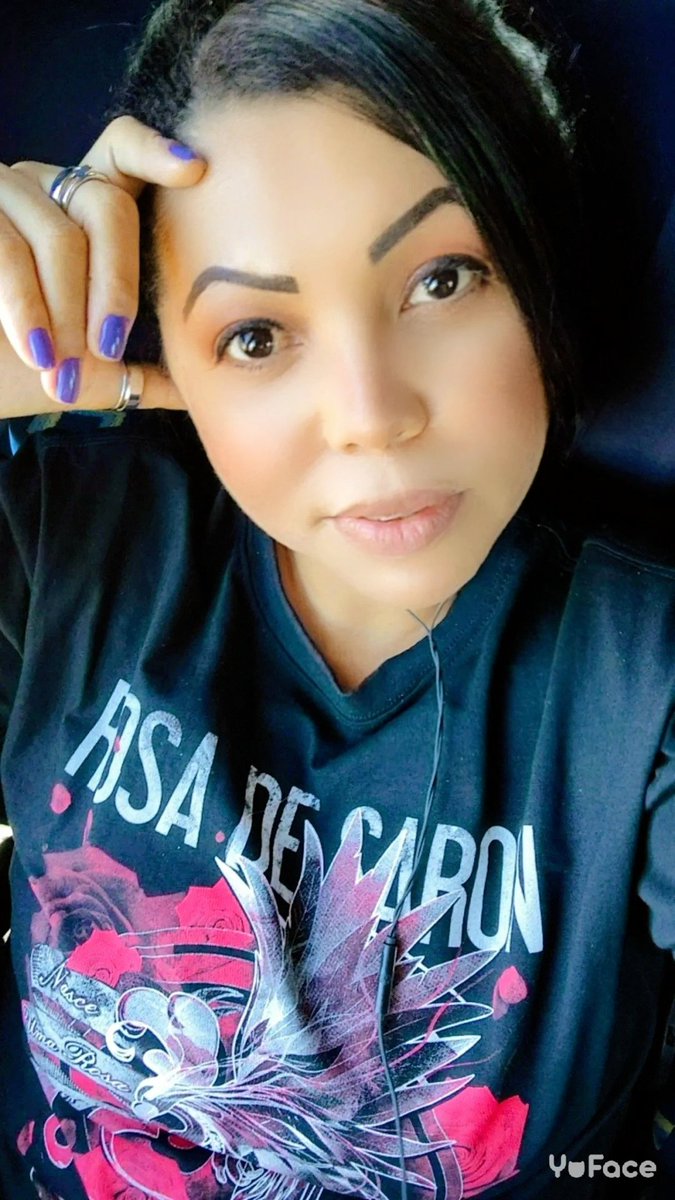 ritaenf25's tweet photo. O Rosa tem uma Brusinha com a frase @Nasceumarosaou1 !! Imagina a minha emoção...!! Ficou linda demais !! E as Rosas🌹🥰🥰🥰 @rosadesaron renascendo @brunofaglioni chegando como um presente pra gente !! E o Nasce marcando a minha história de fã com a banda!! Que fase!! #afenix https://t.co/XQJi6RBigG