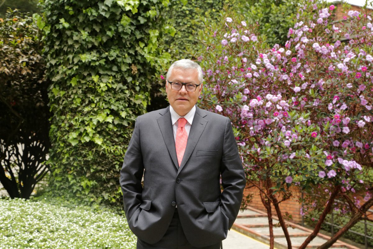 HernandoParraN's tweet photo. Congratulo efusivamente a @osunanestor Director Académico de @UExternado y devoto de la causa externadista, por su designación como Ministro de Justicia. Es un gran jurista, experto constitucionalista, y por sobre todo un ser humano excepcional. Adelantará una magnifica labor. https://t.co/ugLUZ4K5jE