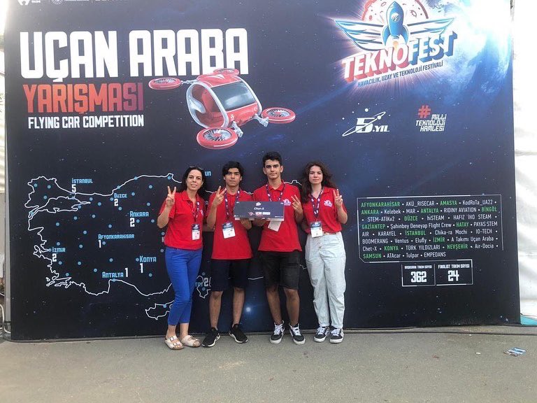 bkcicekli's tweet photo. Fen ve Teknoloji Lisesi öğrencilerimiz Ata Sügün, Begüm Ejder, Beril Arısoy, Cenk Tuna Eker ve Efe Arısoy ve danışman öğretmenimiz Dr. Bircan Gişi TEKNOFEST 2022 Uçan Araba kategorisinde Türkiye ikincisi oldu. 👏🏻Takımımızı tebrik ederiz.❤️💙 https://t.co/yS9bSYW4AB