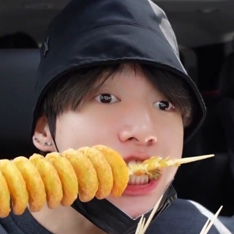 taehyrf's tweet photo. jungkook se divertindo no seu próprio mundinho — a thread ♡ https://t.co/QHOffyQpJS
