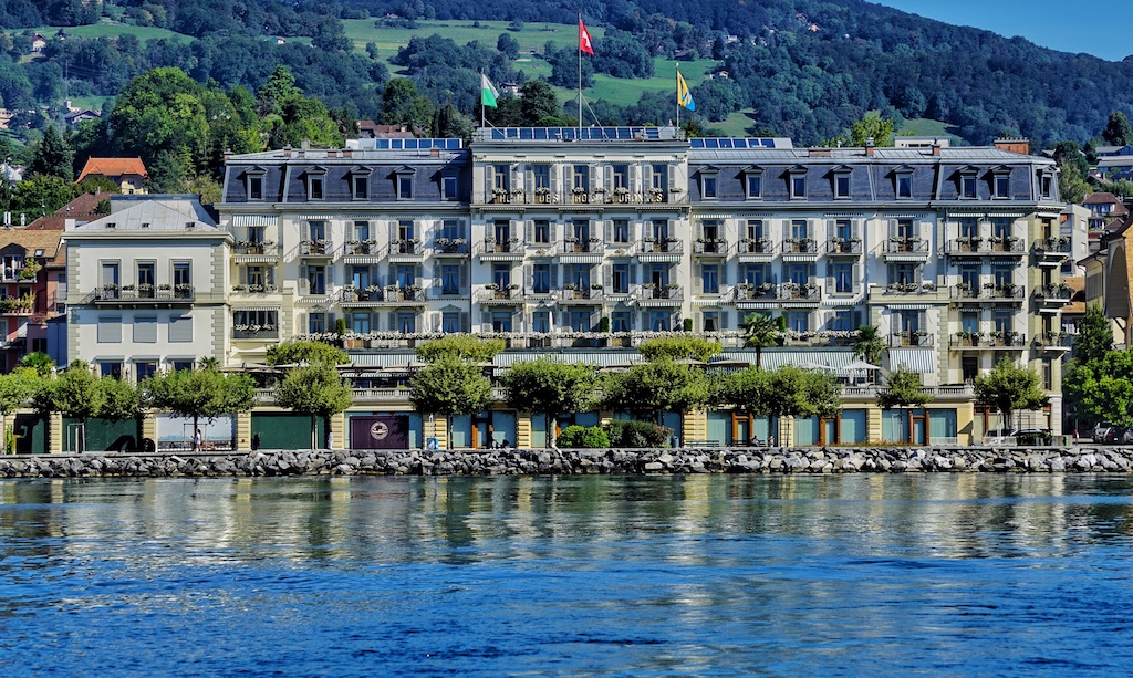 antoniosoriamus's tweet photo. Ayer pasé por el Trois Couronnes (Vevey), con placer de recordar mis dos estancias en el jurado del Clara Haskil piano competition. Evento y lugar muy especial. La recepción del hotel presidida por una foto histórica con Paderewsky y Saint-Saëns al piano. https://t.co/GrM49L18Wv