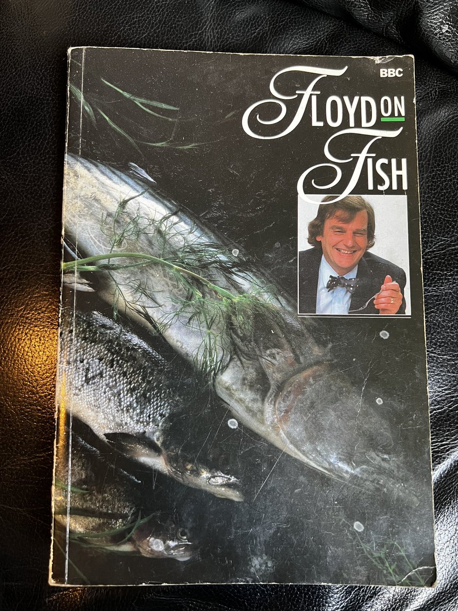 MarkMjames92's tweet image. At my retired chef father in law Pedro’s house in County Donegal and this book is on his bookshelf @jamesmartinchef Explains a lot about how good his Saffron Fish amongst other dishes is 👍👍 #cookinggenius #inspirational the first #cookingcelebrity 😍