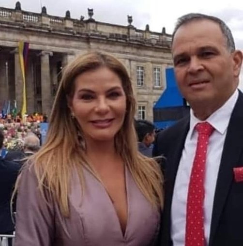 JANDR3S__'s tweet photo. —Los invitados de honor a la posesión de Petro:
Un pescador de Honda, una mujer trabajadora de Quibdó, una barrendera de Medellín, un cafetero caldense y un silletero de Santa Helena.

—El invitado de honor a la posesión de Duque en 2018:
El narcotraficante Ñeñe Hernández. https://t.co/7HVq9oJksd
