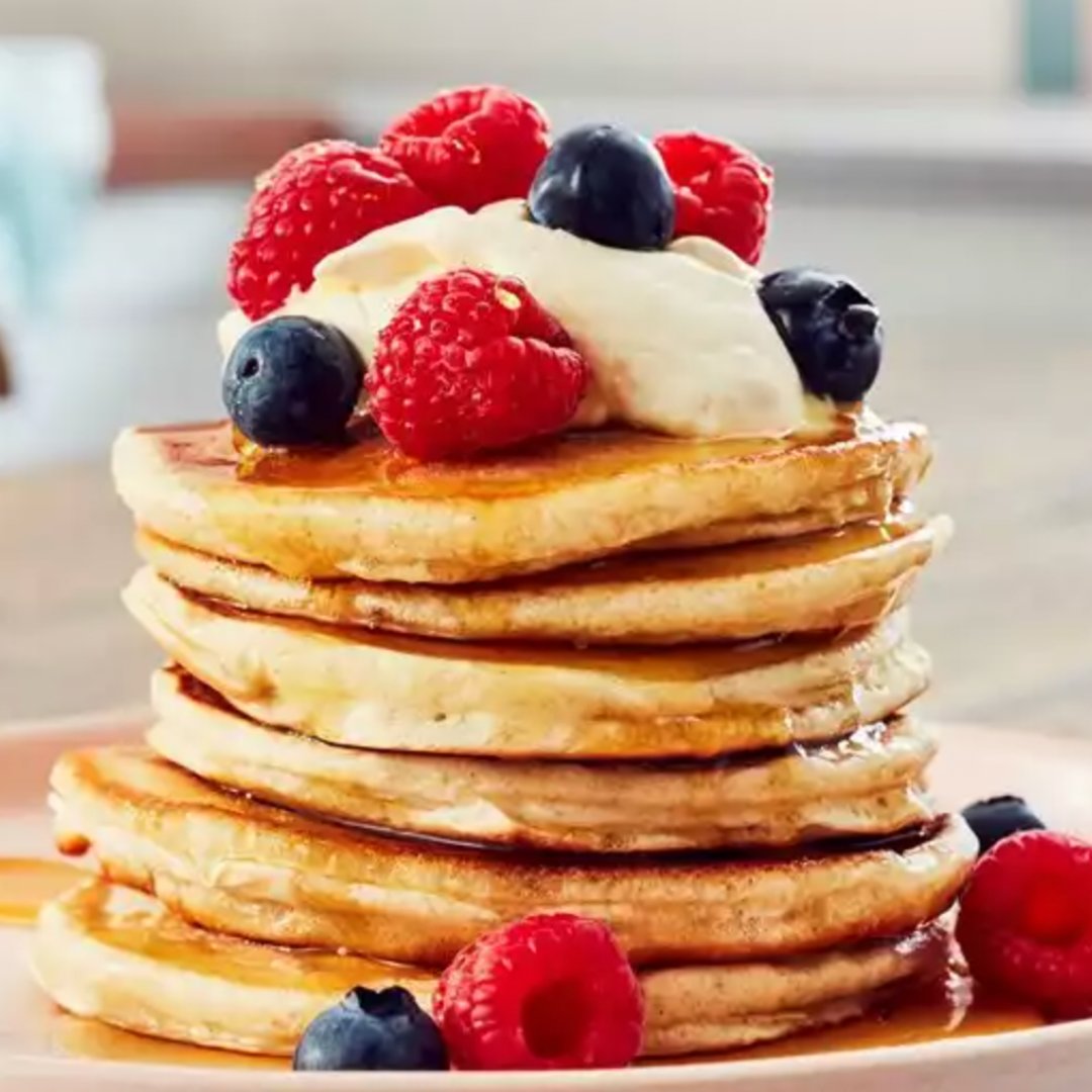 It's summer and customers will be looking for some fresh & fruity breakfast and dessert options. This American-style pancake stack with fresh berries and yoghurt on the top is a perfect breakfast, brunch, or dessert choice. Find the recipe, here: oetker-professional.co.uk/resources/reci…