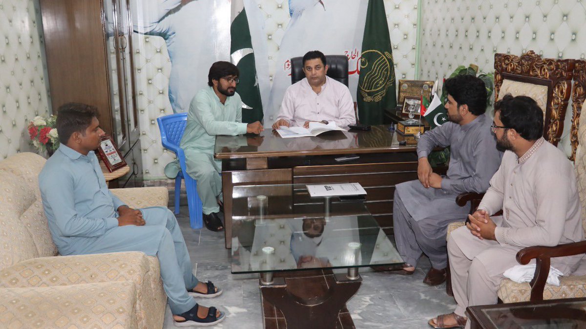 UmarFarooqMPA's tweet photo. صوبائی صدر اے ای اوز ایسوسی ایشن پنجاب رانا نوریز طارق نے AEOs  SSEs کی مستقلی اور AEOs کے دیگر مسائل کے حل کے لیےملاقات کی۔ انشاء اللہ بروز بدھ وزیر اعلی پرویز الٰہی صاحب سے ملاقات کر کے حکومت پنجاب کے منشور کے مطابق 14 ہزار خاندانوں کے مسائل کو حل کر کے دعائیں سمیٹی جائیں گیں https://t.co/9by0KxqZuY