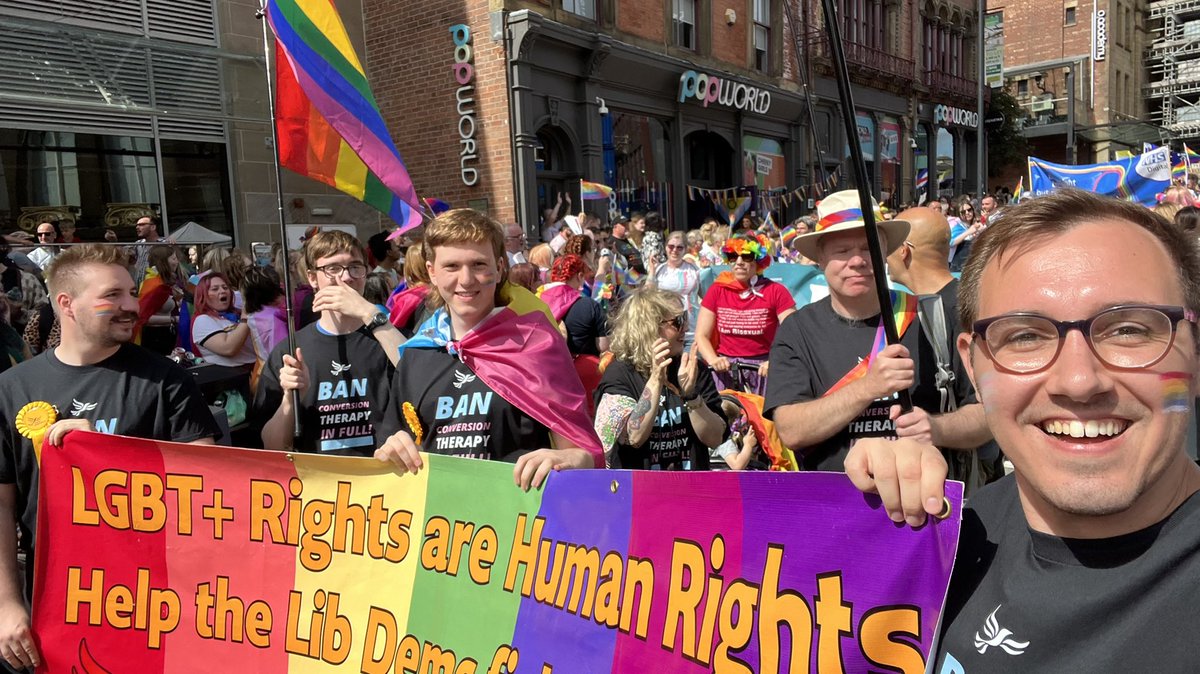 tomgordonLD's tweet image. Had a fantastic time at #LeedsPride today!

Lib Dems in “Ban Conversion Therapy In Full” t-shirts 🏳️‍🌈🏳️‍⚧️ 

Labour in “Never Kissed A Tory” t-shirts 🙄

How about we just let people kiss who they want &amp;amp; focus on the real issues 🤷‍♂️

FWIW Tories are better kissers in my experience 😅