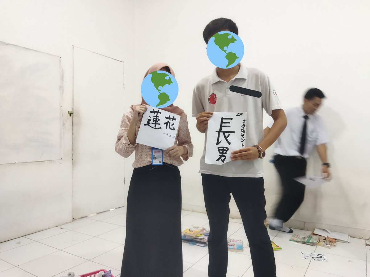 RenkaFujo's tweet photo. @convomfs W kalo jalan trs liat dia dengak bgt. Bilangnya 176, tp gw ga percaya.
Tinggi w 152 btw😀 https://t.co/bZqBUQdJDR