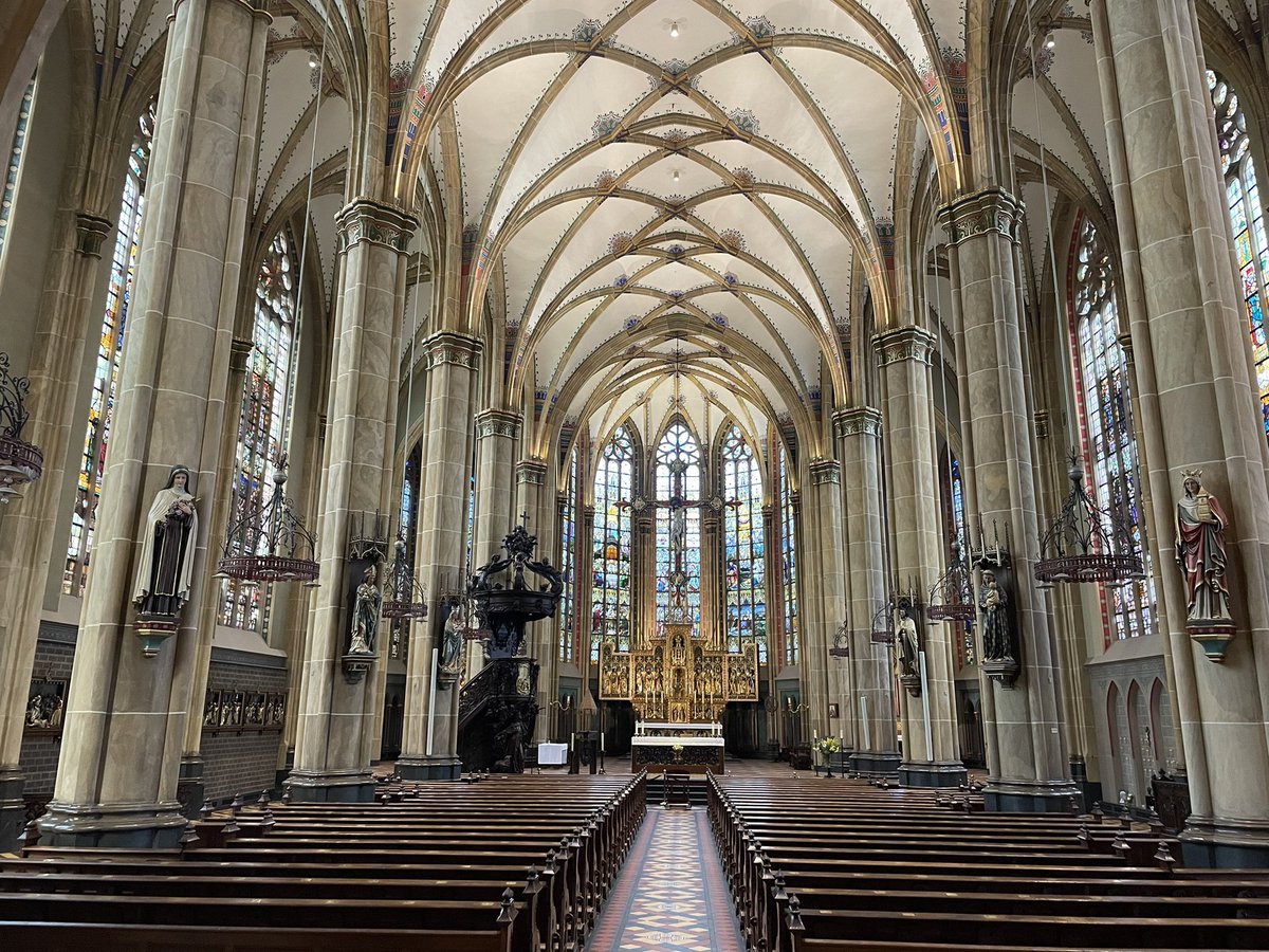 Groenehartstoc1's tweet photo. Dit is de De Sint-#Nicolaasbasiliek in #IJsselstein. De kerk werd tussen 1885 en 1887 gebouwd in neogotische stijl. De basiliek is een #bedevaartplaats door een Mariabeeldje in de kapel. In de zomermaanden is de kerk open voor bezoekers en #pelgrims. https://t.co/2MVk89q8kE