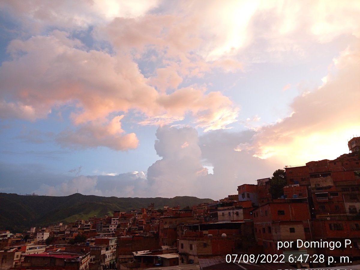 PargaDomingo's tweet photo. Son la 6:47 un cielo hermoso, mucha claridad, y lloviendo https://t.co/Y6NdQOTH0X