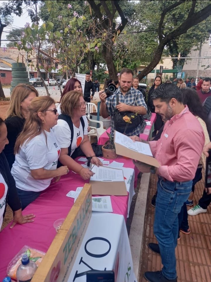 JesusLaraPy's tweet image. 🤩 ¡Qué lindo día pasamos en familia en nuestro querido Zeballos Cué!

📍 La plaza Héroes del Chaco albergó la jornada de #VivíAsunciónEnFamilia que impulsa @AsuncionMuni 

🙌🏼 ¡Muchas gracias a todos los que acompañaron esta hermosa fiesta!

#ZeballosCueAvanza
#JesúsLaraConcejal