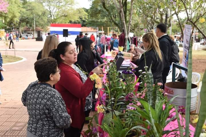 JesusLaraPy's tweet image. 🤩 ¡Qué lindo día pasamos en familia en nuestro querido Zeballos Cué!

📍 La plaza Héroes del Chaco albergó la jornada de #VivíAsunciónEnFamilia que impulsa @AsuncionMuni 

🙌🏼 ¡Muchas gracias a todos los que acompañaron esta hermosa fiesta!

#ZeballosCueAvanza
#JesúsLaraConcejal