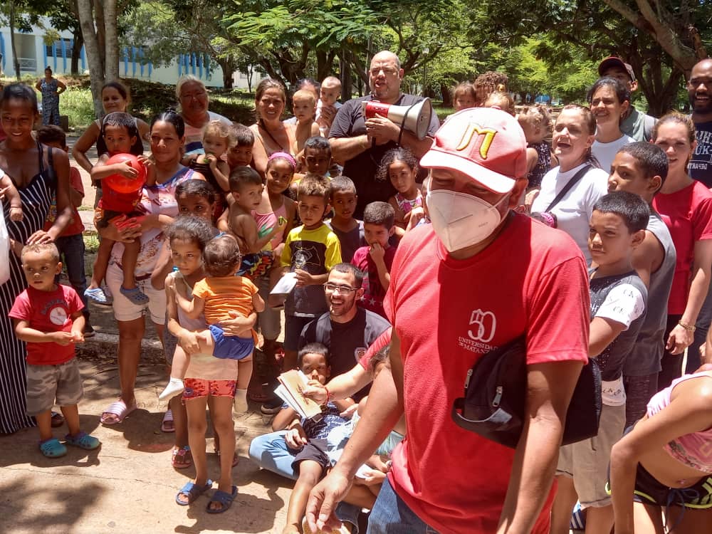ChapleImbert's tweet photo. "El Bolazo", iniciativa gastronómica en #Matanzas del sector no estatal, se sumó y contribuyó a la alegría de los más chicos en el Centro de Evacuación  @universidad_um #GraciasMatanceros #CubaNoEstaSola @DiazCanelB @SuselyMorfaG @DrRobertoMOjeda @JLBrocheLorenzo  @leyda_finale https://t.co/jOrjipfr67