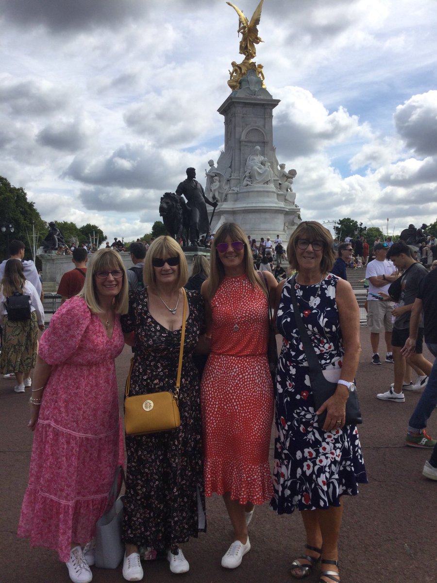 EasonTrish's tweet photo. Had a lovely day in London , afternoon tea in The Ritz which was amazing https://t.co/Krkwb6gi2v