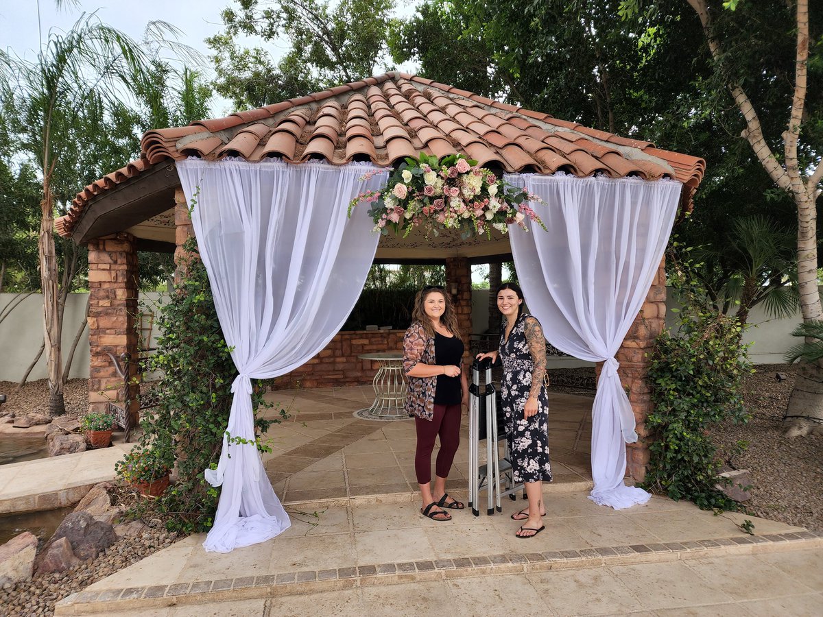 Setting up another wedding at a great location, these ladies do a great job! #Arizonawedding #weddingflowers #phoenixwedding #teamwork