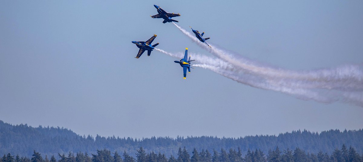 And… Break @BlueAngels @seafairfestival #Seattle. #FA18E #SuperHornet #FlightDemo #FlyNavy