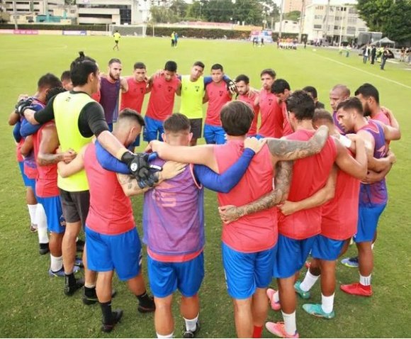 klon_perez's tweet photo. ¡Dos días llevan sin entrenar los jugadores del Aragua FC! 

La plantilla del aurirrojo se niega a retomar sus actividades si no les dan respuesta por su pago. 

Hoy se comunicó con ellos una representante del club y fue para amenazarlos directamente. https://t.co/KlwCb9SxGD