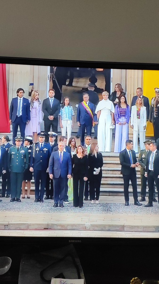 LauritaMesa's tweet photo. Cesó la horrible noche! 🇨🇴
#PetroPresidente #PosesionPresidencial2022 
#CesoLaHorribleNoche https://t.co/S7gtLc4mle