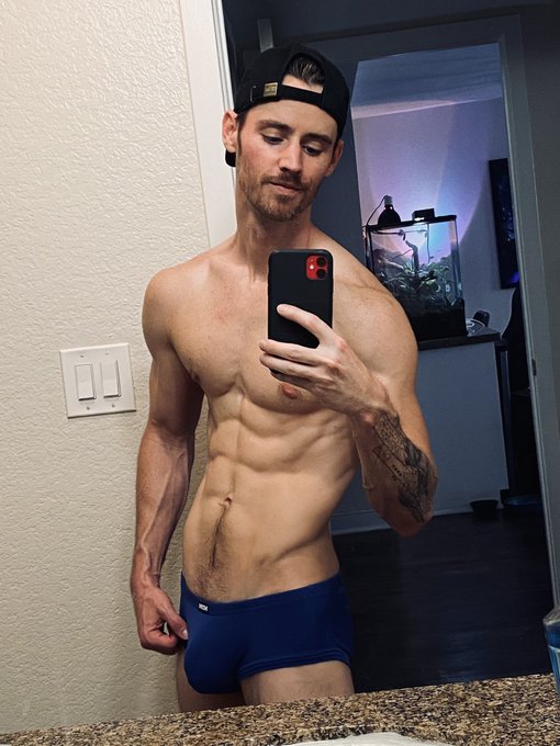 I&rsquo;m single so I guess I&rsquo;ll just send these to you. ❤️ https://t.co/LHNtxcxtsq