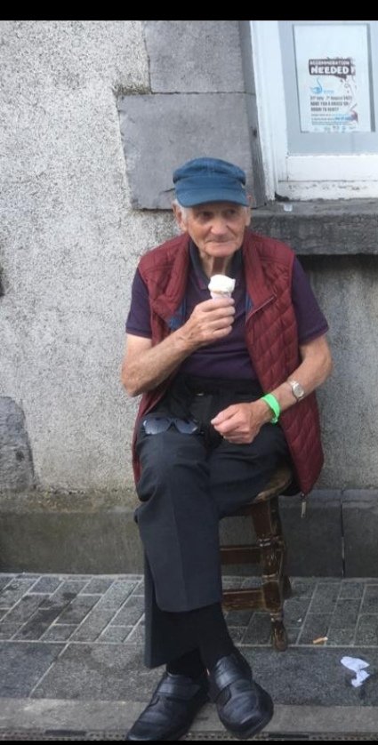 My 86 year old dad enjoying an ice cream & the music at the #Fleadh2022 #mullingar just look at that smile. Up from #Sligo he's happy out
#irishmusic  @IrishTimesCultr @SligoChampion @rte @irishexaminer @fleadhcheoil