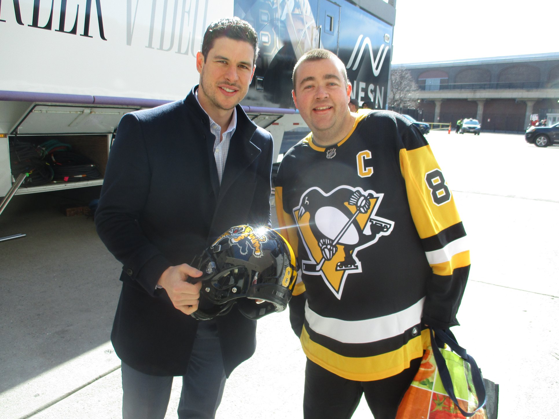 Happy birthday to Captain Sidney Crosby ! and one of the most nicest people as well 