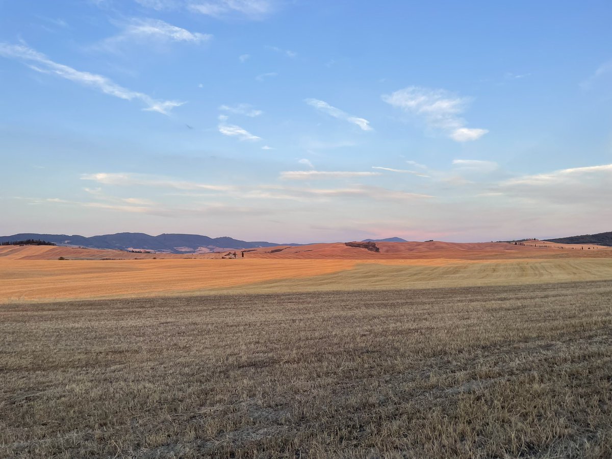 Exactly how I imagined my first sunset in Val d’Orcia 🌅 <a href="/VisitTuscany/">Visit Tuscany</a> <a href="/ToTuscany/">To Tuscany</a> #ilikeitaly #italy #tuscany