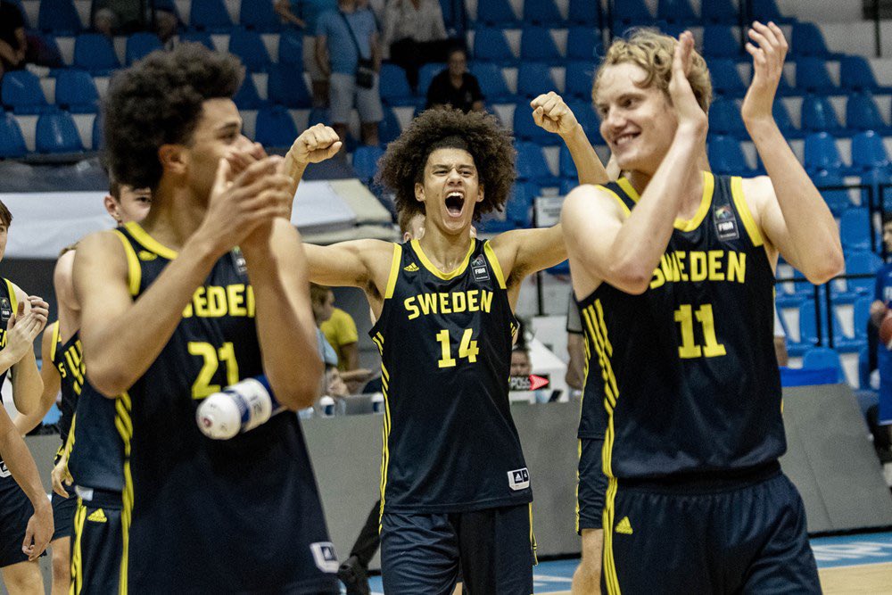 Nej, dags att summera turneringen.

Fantastiskt bra jobbat, från coacher till spelare. 

Det är oerhört viktigt att flytta fram ungdomslandslagen till A-divisionen och få möta allra bästa länderna nu när basket fått en liten boom i Sverige.