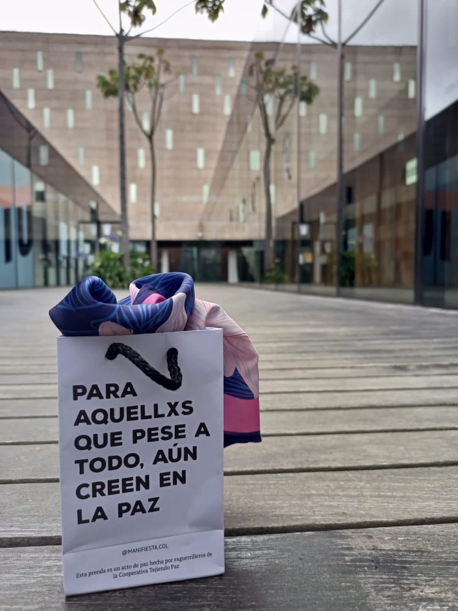 ManifiestaCol's tweet image. Hoy, 430 bolsas de estas, llenas de paz y reconciliación, se estarán entregando a los invitados internacionales de la posesión del presidente @GustavoPetro

Es un orgullo que a través de las telas, podamos decirle al mundo que hoy se posesiona también la PAZ🕊🇨🇴❤️✨