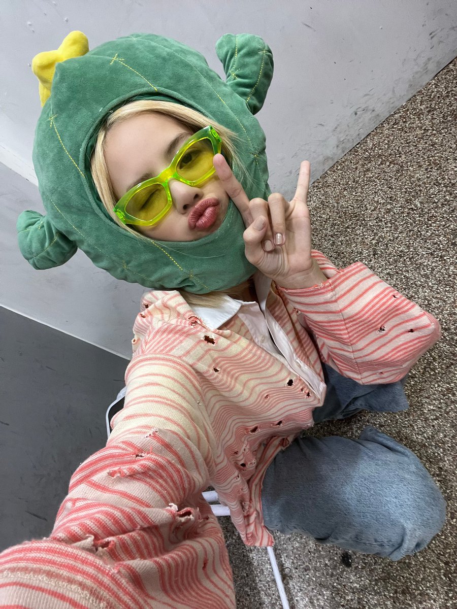 LisaWeverse_'s tweet photo. LISA ON WEVERSE

#LISA: Everyone! BLACKPINK turned 6 years old! I'm so happy to celebrate this year with BLINKs 🫶🏻 Let's stay together for a long time BLINK! 
Thank you for always supporting us. 
(+)
#BLACKPINK @BLACKPINK https://t.co/8GR3YNtbrn