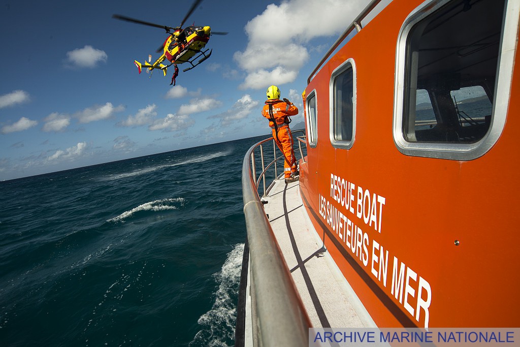premar_ceclant's tweet photo. [#Opération] 07.08, 16h15: @CROSSA_Etel coordonne 🚁#Dragon56, 🚤🚤#SNSM 200 et 667 et 3 navires civils pour localiser homme à la mer.

Victime localisée à 17h15. 

Consciente, elle est transférée au CH Saint-Nazaire à 18h15. https://t.co/v3WGVE7MoV