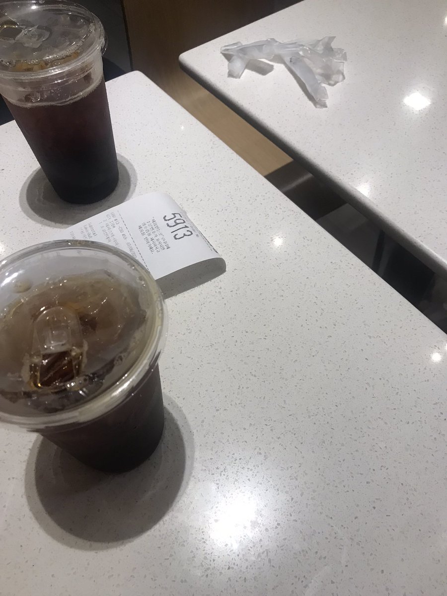 느즈막하게 일어나서 국밥먹고 장미멘숀가서 곱도리탕에 짜장라면 먹고 청주가서 돌이 픽업가서 기빨리고 집에서 모여서 너구리굴 만들고 이야기했다 너무 즐거웠고 다들 내일 출근이지만 모두들 고마웡💕행복합니다요