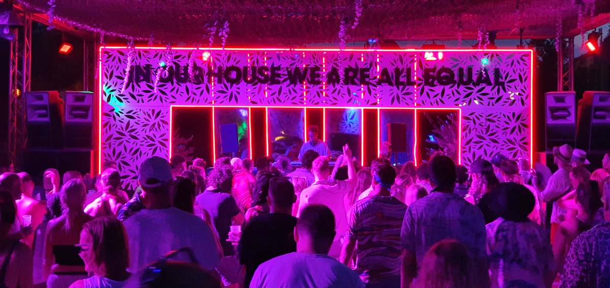 djbrianhudson's tweet image. Pure vibes for a Sunday 🎶🙌
@MelvoBaptiste doing what he does #TheRemedyProject @DefectedRecords here at #DefectedCroatia ... cool as you like @JaneProducer in her element listening with a huge smile! 👌 
❤️💚💛🧡💙🤎💜
#HouseMusicAllLifeLong