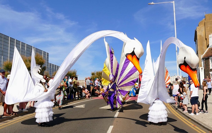 IsleThanetNews's tweet photo. Photos: Vibrant parade for Margate Carnival 2022 - https://t.co/rcsyUiczz8 https://t.co/DHBLPqFgWs