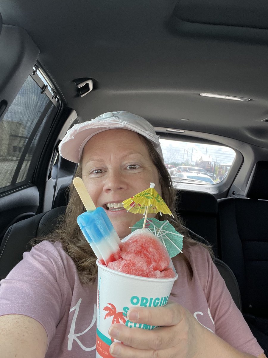 Cooling off this hot summer day with a Snow Cone Selfie! 🍧 ⁦<a href="/bahamabucks/">Bahama Buck's</a>⁩ ⁦<a href="/TWEHowl/">Tom Wilson Elementary</a>⁩ #twehowl #summerselfiebingo