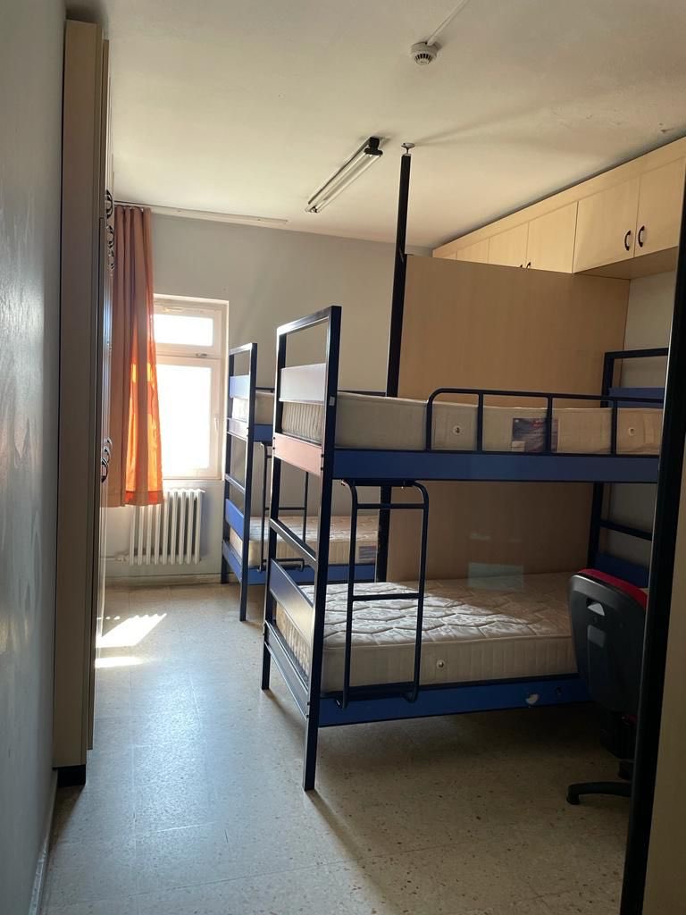 Oncelikle merhaba herkese, Ben Isa Akova Istanbul Teknik Universitesi’nde ogrenciyim. 
   Okulun bunyesinde bulunan Vadi Yurtlari’nda kaliyorum. Yurdumuzu anlatmam gerekirse odalar 3 kisilik 40 kusur kisinin 3 tuvalet 4 banyoyu ortak kullandigi bir yurt.++