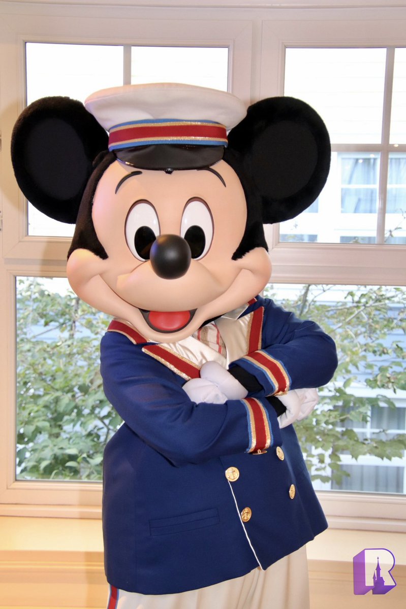 📍And at Disney Newport Bay Club it's Captain Mickey! ⚓️