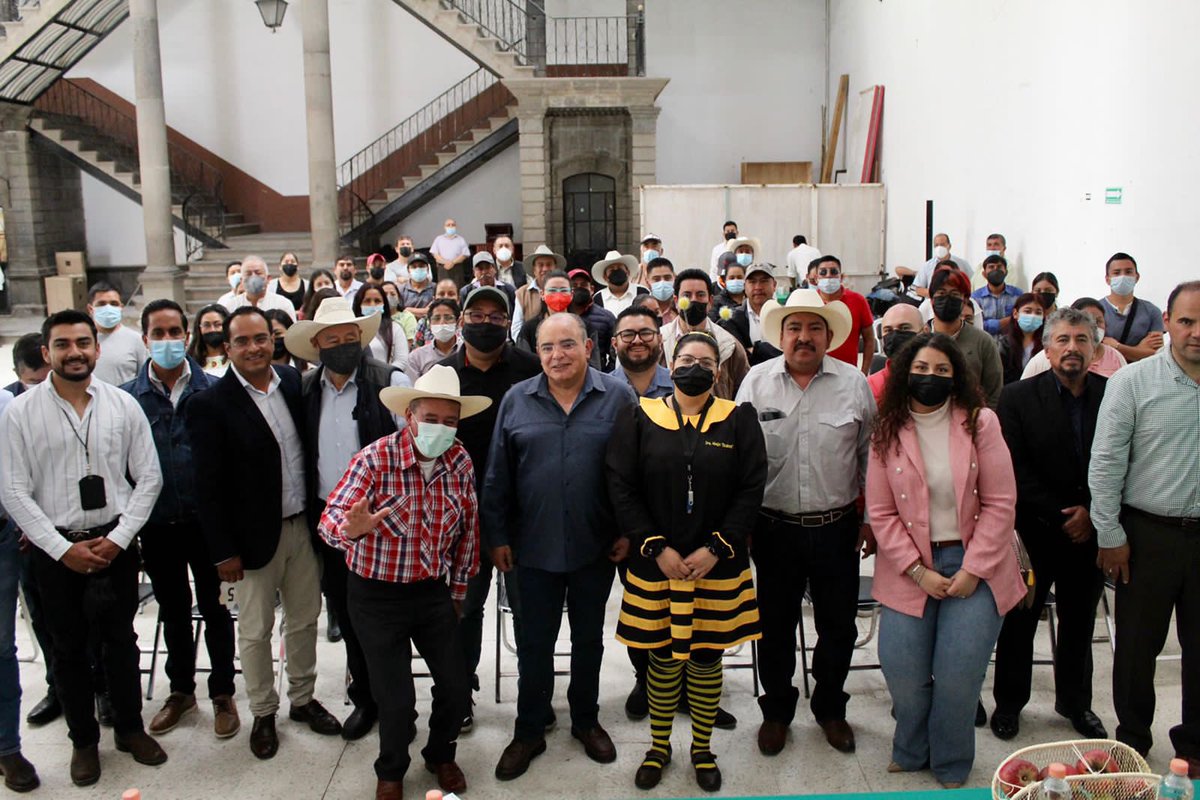 pepemarquezm's tweet photo. Asistí al “Encuentro de Apicultores de la Sierra Norte de Puebla” para impulsar las cadenas productivas del sector agropecuario, se busca mejorar el sistema productivo mediante el desarrollo de capacidades por expertos del tema. 

#TrabajarParaTrascender 🫱🏻‍🫲🏼
#PPMárquez https://t.co/N3U5VAJXW2