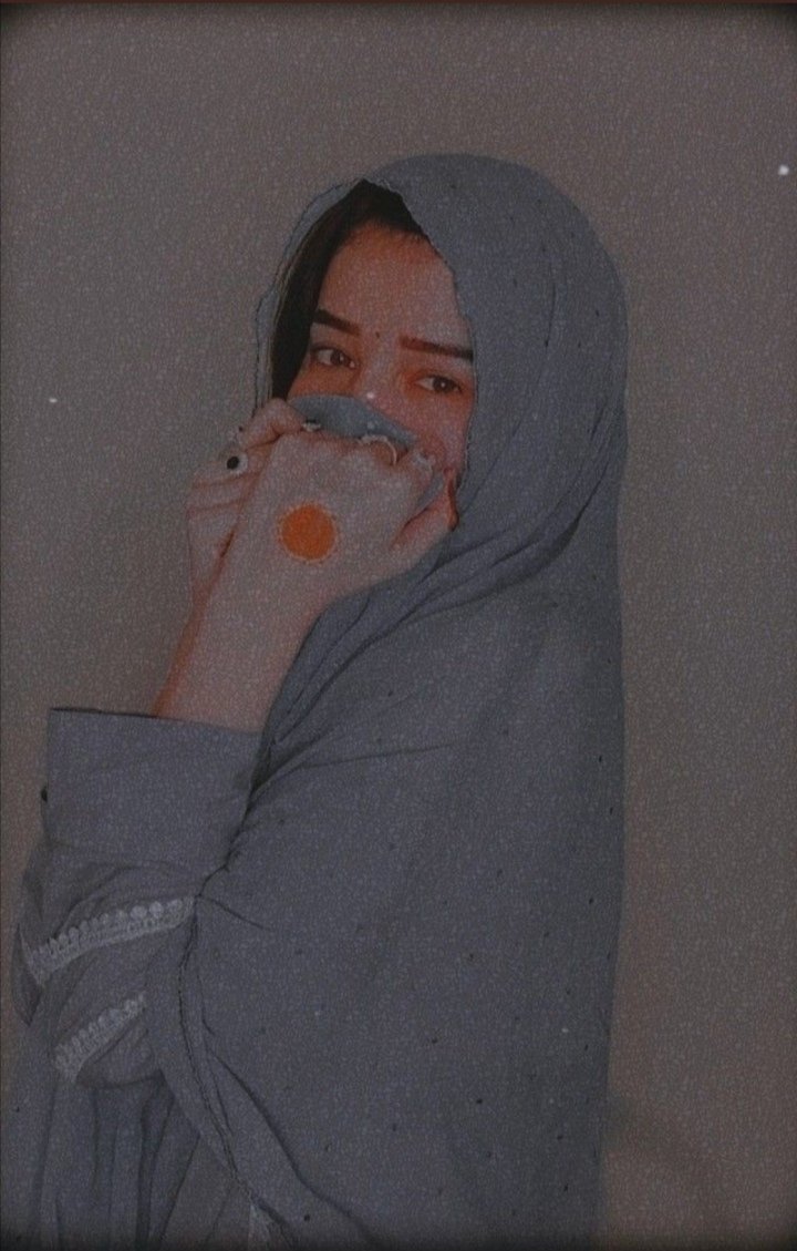 د اوښکو څاڅکي به دى خکته په جولى ولګى
ستا چې نظر کله ځما په سره ډولى ولګى
نه دَى ځه خپل کړم ليوني او نه مې خپله کړلي
پريږده په دى نيمګړې مېنه دي ګولي ولګي
له ته نه پس ته اوس خبر يې چې ژوند سنګه کوومه
لګه وينه چې دَ يو وني په ځواني ولګى