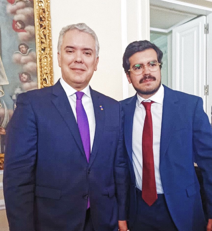 OrlvndoA's tweet photo. Recibió más de 2 millones de venezolanos. Les permitió trabajar y educar a sus hijos. Apoyó sin titubeo a la oposición venezolana, aunque terminara defraudándolo. A Maduro lo aisló, lo llevó a la Corte Penal y siempre lo trató de criminal.

Siempre agradecidos, @IvanDuque. https://t.co/0oRJ2OBA7Q