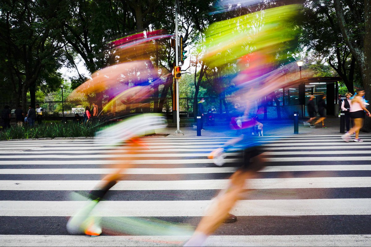 Runners… #cdmx🇲🇽 #adidas #vivemexico #streetphotography #streetlevelphotography