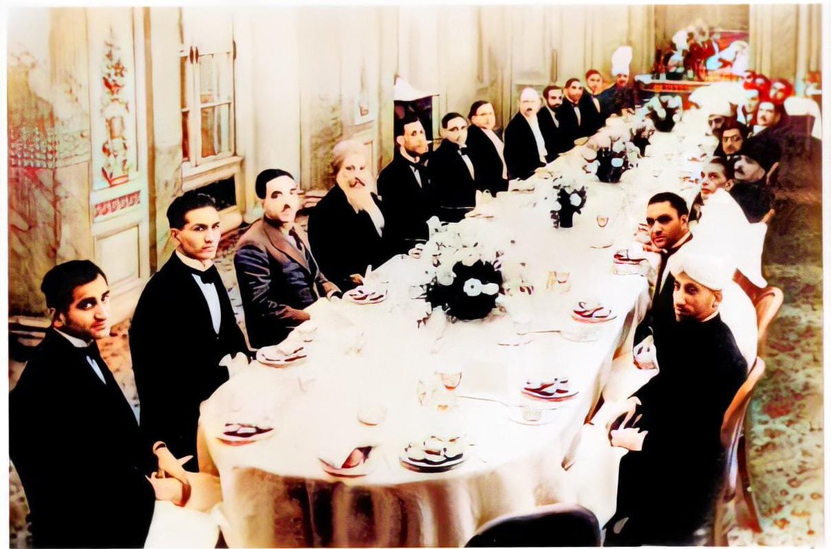 لندن 1930 کی تاریخی گول میز کانفرنس جس میں قائداعظم اور اقبال دونوں موجود تھے۔
یہ تصویر میرے خاندان کیلیے فخر کاباعث ہے کیونکہ اس میں میرے دادا کےبھائی محمدزمان خان(جن کے نام پر زمان پارک قائم کیاگیا) اور میرے خالو جہانگیر خان بھی موجود ہیں (بائیں جانب سے دوسرے اور تیسرے نمبر پر)