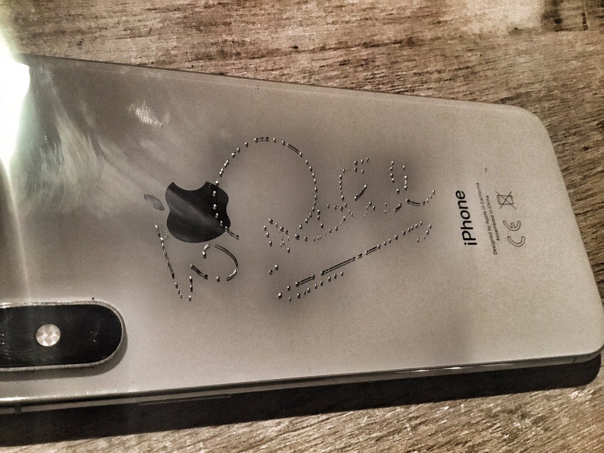 meddidocc's tweet image. Erklärt mich für bescheuert: Jetzt hab ich ein Autogramm von Walter #Röhrl aufm Handy. Der Edding mochte aber die Handyoberfläche nicht, was mach ich jetzt am besten zur Fixierung/Trocknung, #twitterbubble ? Ein guter Tip? #Autogramm #Rallye