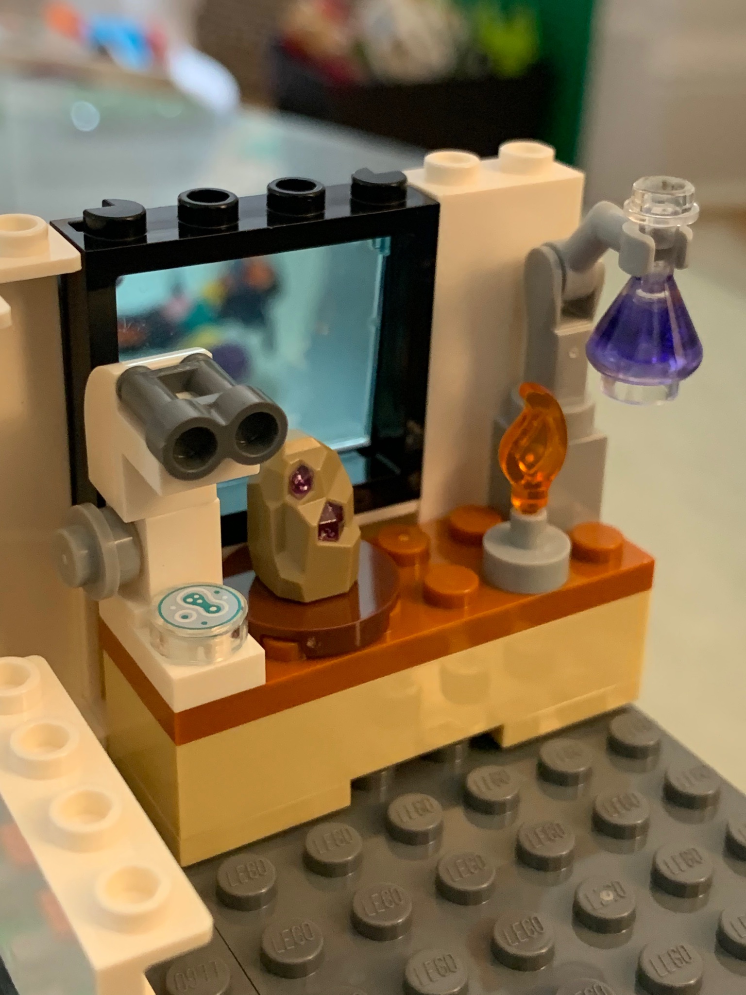 håndled kontanter befolkning Rebecca Shapiro on Twitter: "Classic lab setup in kid's new lego set.  Microscope with Petri dish, Bunsen burner, flask, geode ✓  https://t.co/gj7mdhwZ59" / X