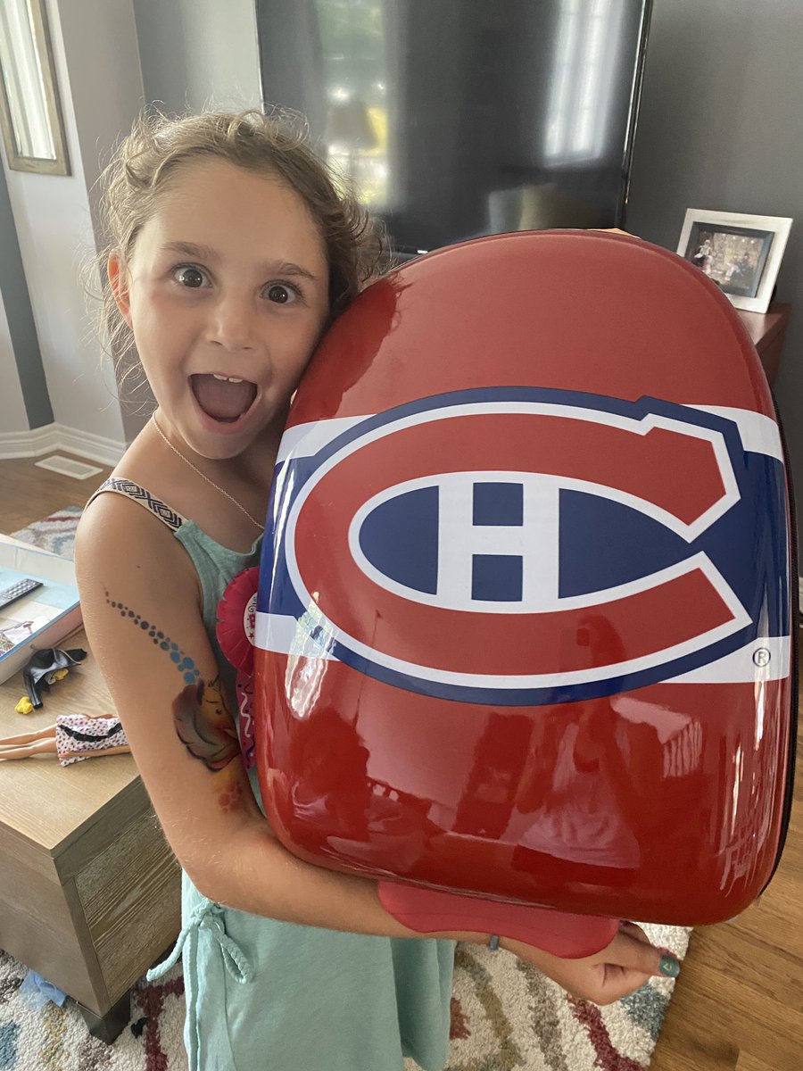 lovemyhabs26's tweet photo. .#habs @CanadiensMTL, someone loves her new suitcase! @StuCowan1, no more princess case😉 #habsrule #habs #gohabsgo https://t.co/Bz5Oguh4oB