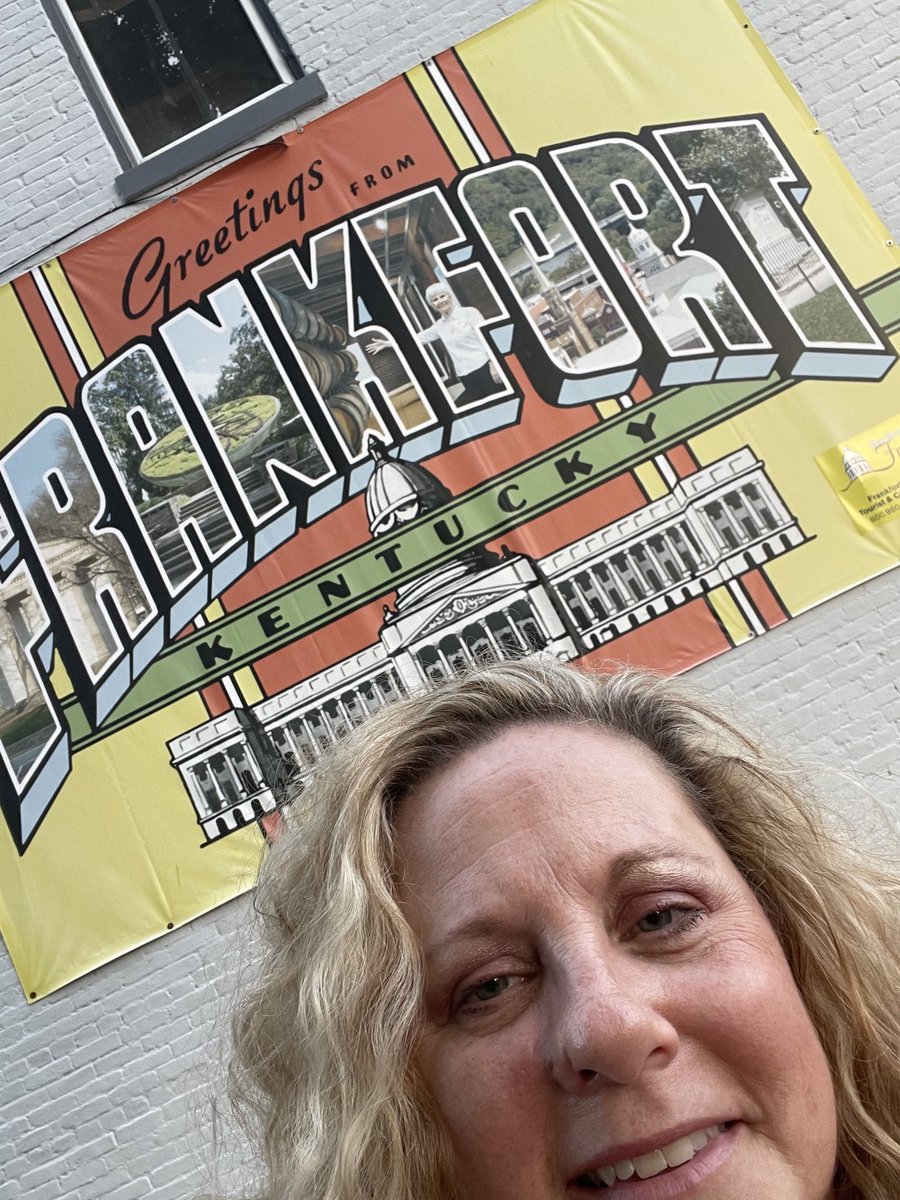 eslgina's tweet photo. Selfie: Shopping in downtown Frankfort, KY! Such a cute town! #MKBFam https://t.co/DYrpZ4hlLJ
