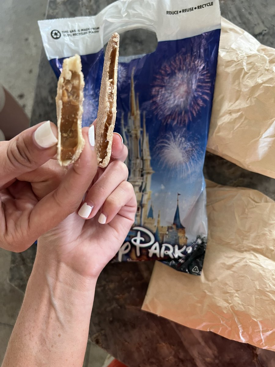 amandasmadness's tweet photo. Churro toffee… look how tiny mine is compared to my sister’s. same price. umm…??? @Disneyland https://t.co/U8NREC49RS