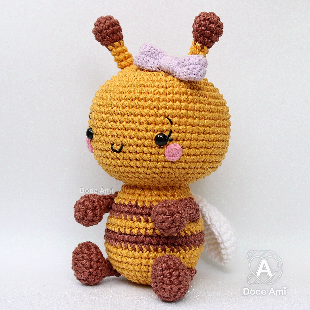 doceami's tweet image. Uma abelhinha fofa passando na sua telinha! 🥰🐝💛

Tamanho: 23 x 10 cm

Padrão: @cuddles.store
doceami.com
