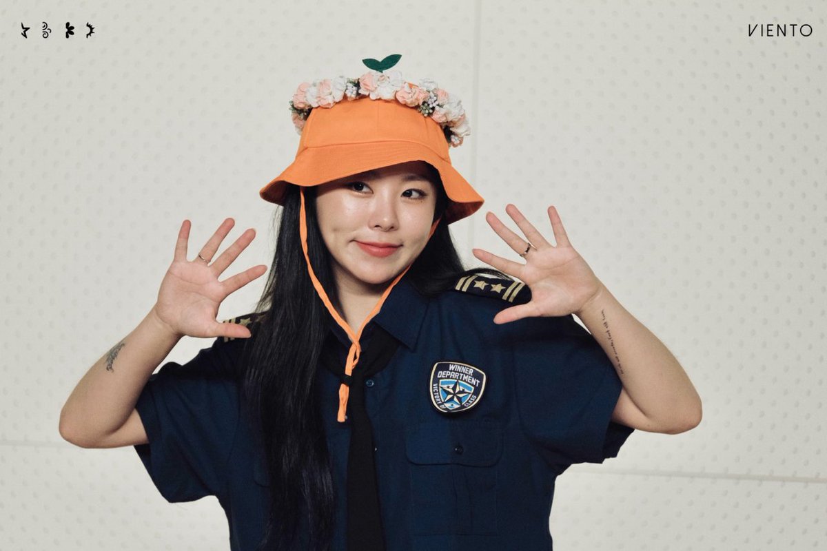 El visual de la casita es nuestro bebé Haru quien solo estuvo esperando a que llegara el día del ⁦#赤ー𝑓ansign para hacerle de fansite de nuestra diosa @strwredd_ en este lindo evento donde se ve como una princesa ante nuestro ojitos de simples mortales.