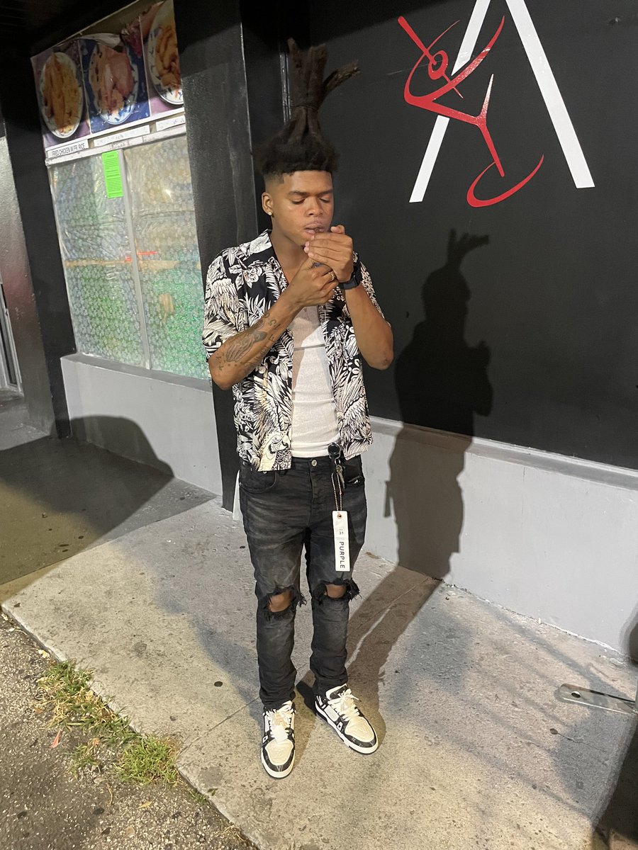 MrRawway's tweet photo. 💧LV cost A bag  just to step, so u gotta take da elevators 😅 #Yodagang💯 #trapshii🏚 https://t.co/oSKl947LqK