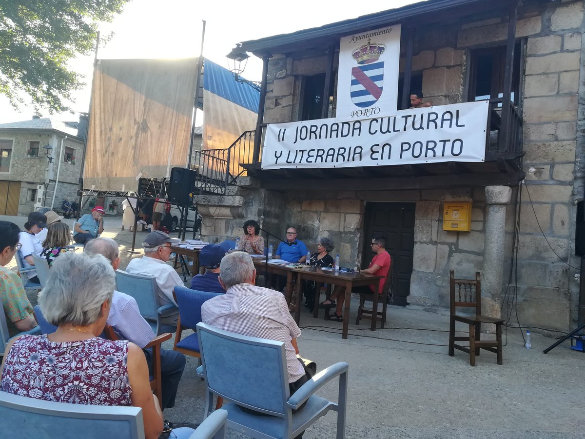 ConchaPelayo's tweet photo. Con gran afluencia de público, se celebró la II Jornada Cultural de Porto de Sanabria. Los participantes pudieron hablar de sus recientes publicaciones y del mundo rural como fuente de inspiración literaria. https://t.co/TvVwx13gFB