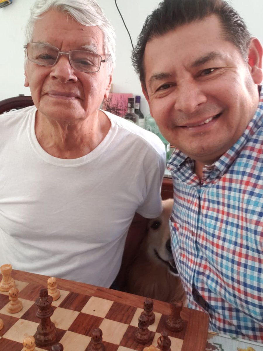 ¡Excelente tarde para todos!
 
Mi padre, mi ejemplo a seguir.

Los domingos cuando podemos jugamos ajedrez.

Mi padre es un hombre extraordinariamente sencillo; le pido a Dios Algún día llegar  ser como él 🤗